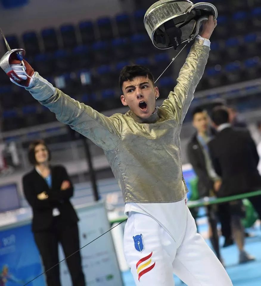 阿尔巴尼亚击剑队员斩获奖牌,引发热议 阿尔巴尼亚击剑队员斩获奖牌,引发热议